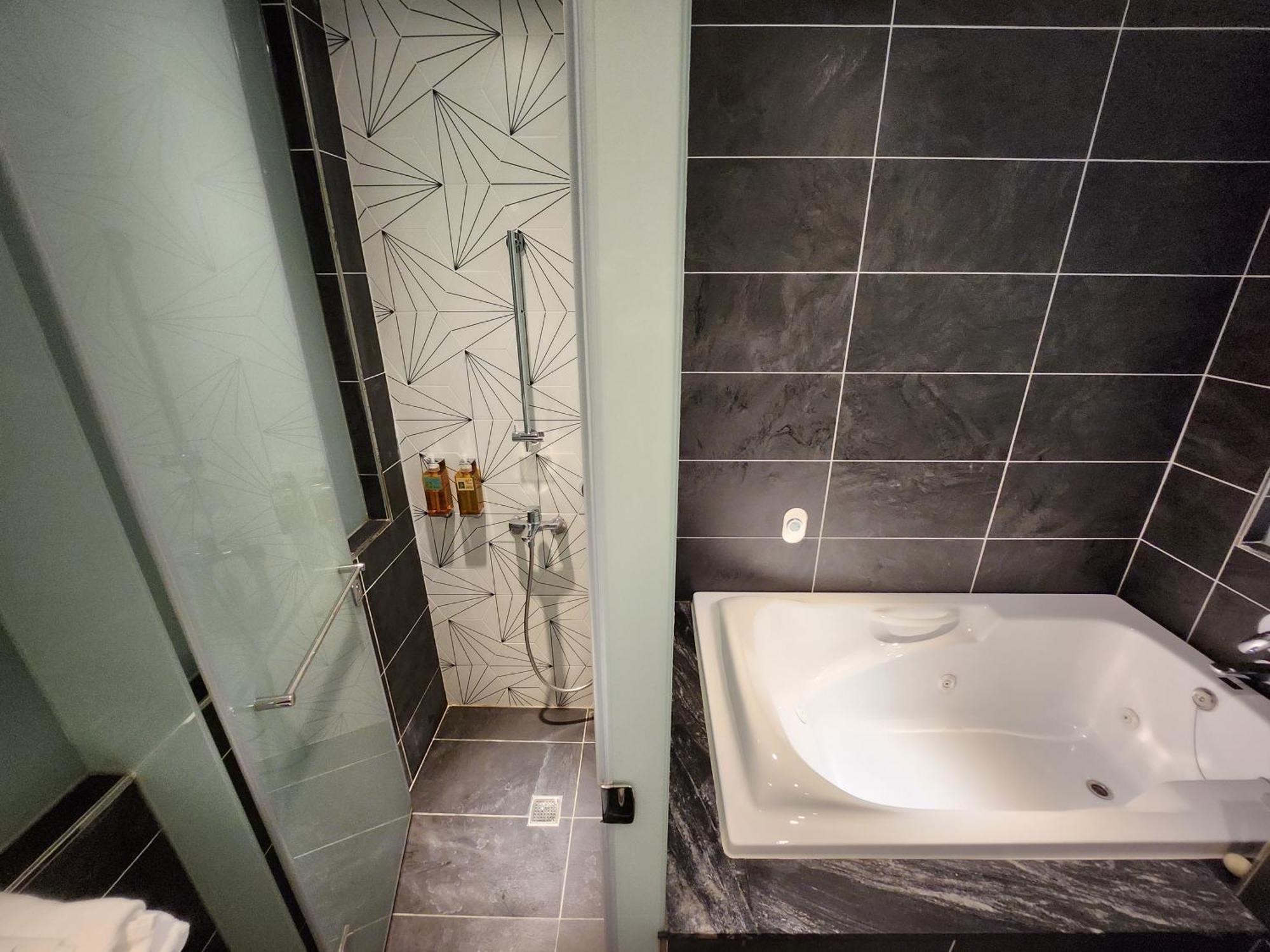 Bentley Hotel Чжунли Экстерьер фото